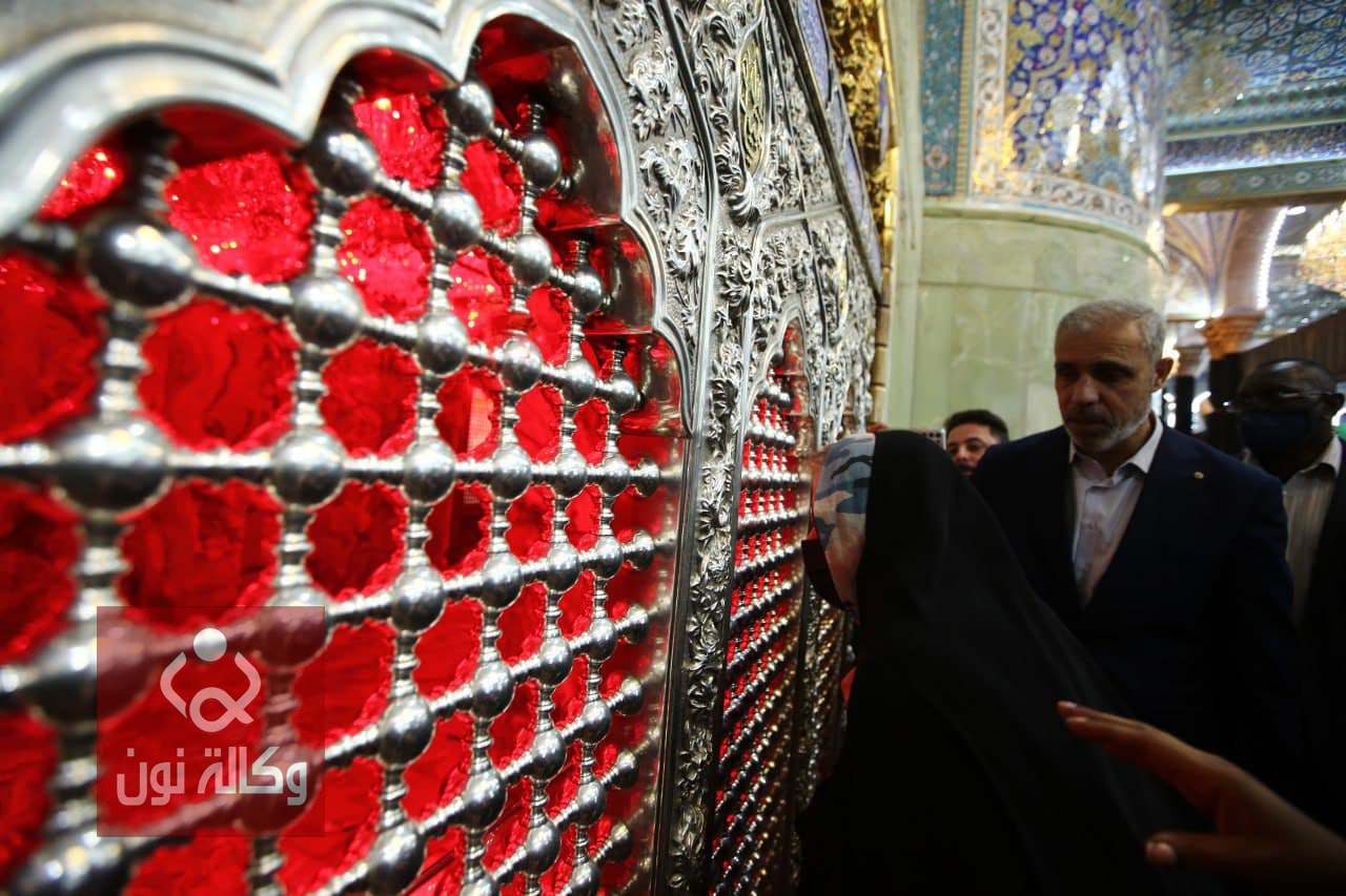 خلال زيارتها الى العتبة الحسينية.. نائبة بلاسخارت: انا منبهرة مما رأيته في كربلاء (فيديو)