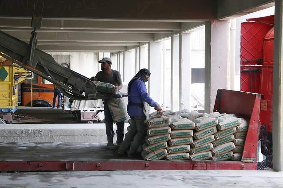 الحكومة العراقية تُخفّض أسعار مادة السمنت