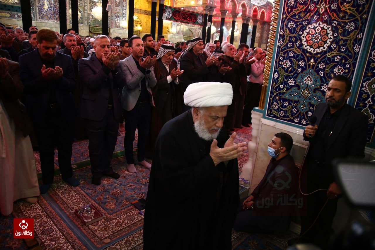 بعد تماثله للشفاء.. الشيخ الكربلائي يؤم المصلين في الصحن الحسيني الشريف (صور)