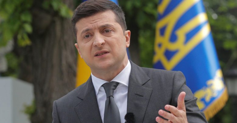 الرئيس الأوكراني: من يستطيع حمل السلاح عليه أن يتوجه إلى مراكز التدريب