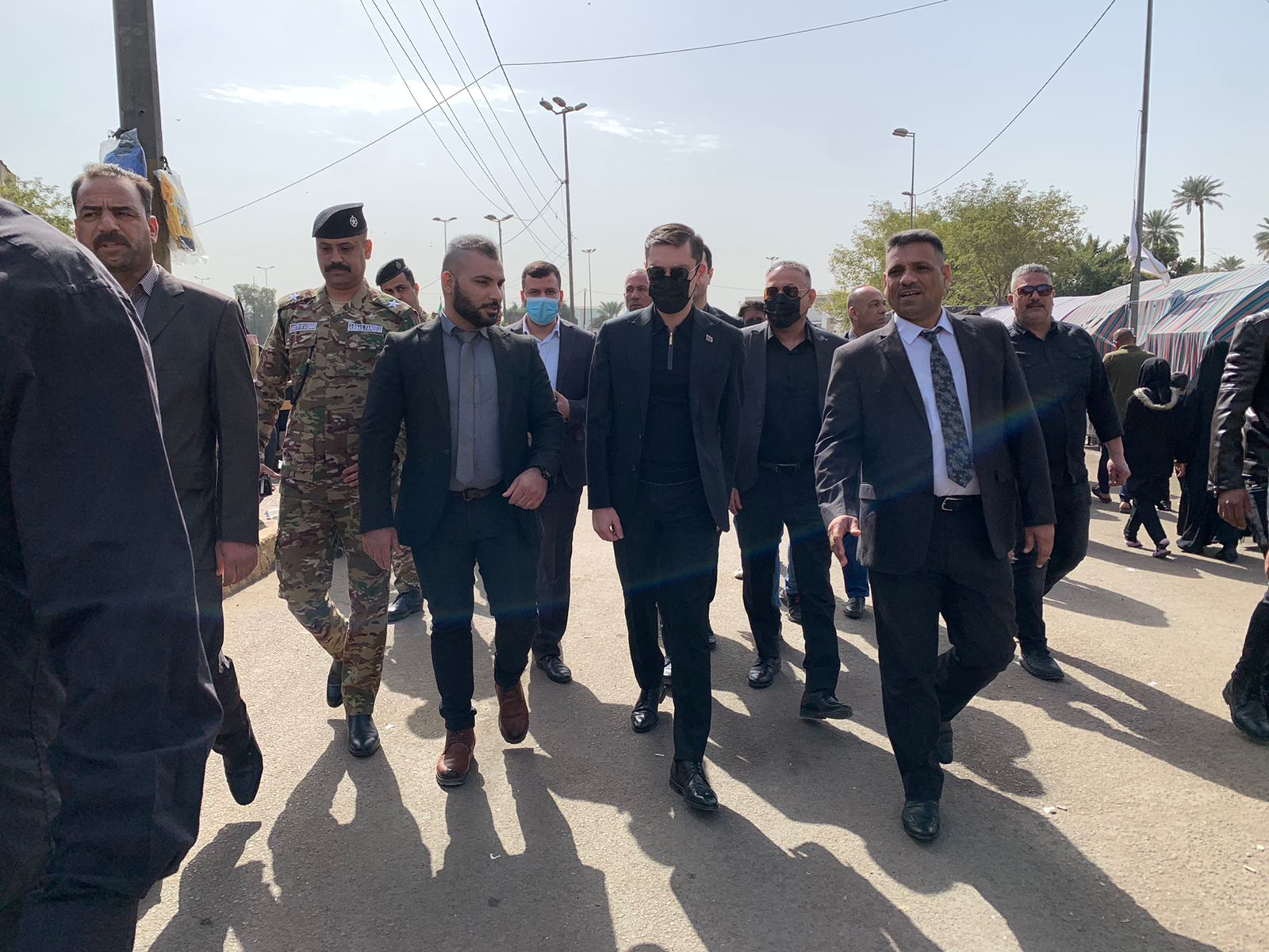 سيراً على الاقدام.. القائم باعمال سفارة جمهورية اذربيجان يؤدي مراسم زياة الامام الكاظم "عليه السلام" (صور)