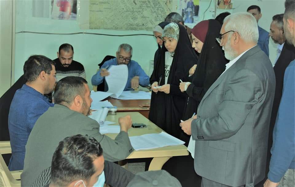 بالصور.. مفوضية الانتخابات في كربلاء تباشر بتوزيع مكافأة موظفي الاقتراع