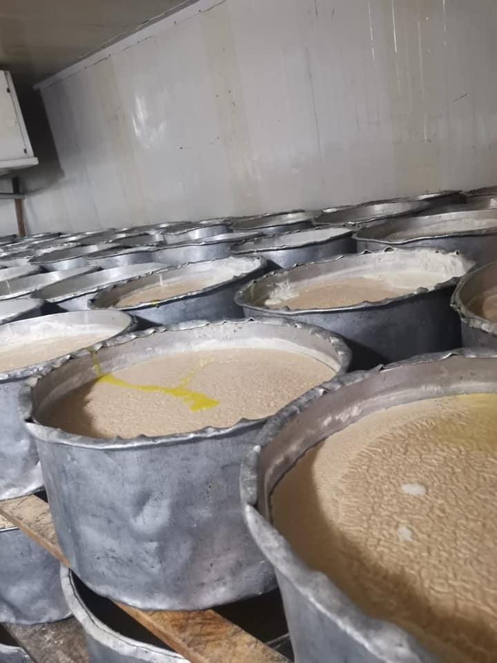 "ينتهك القوانين".. عمليات بغداد تعلن ضبط معمل "لبن مدخن" جنوبي العاصمة (صور)