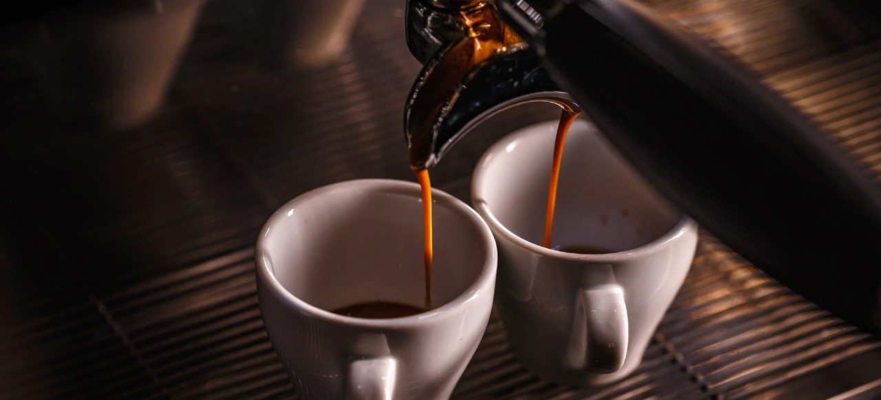 كم فنجان قهوة ينبغي أن تشرب في اليوم لتجنب آثارها السلبية ؟