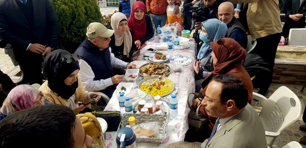 الكاظمي يتجول في غابات الموصل ويتناول وجبة غداء مع المواطنين على ضفاف دجلة (صور)
