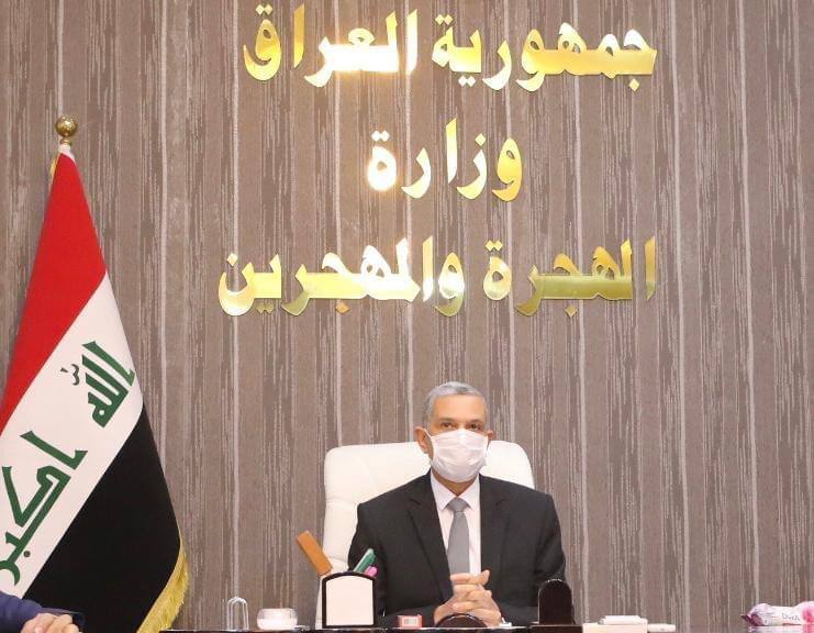 إضافة الى مهام عمله.. وزير الداخلية يباشر بمهام وزير الهجرة والمهجرين (صور)