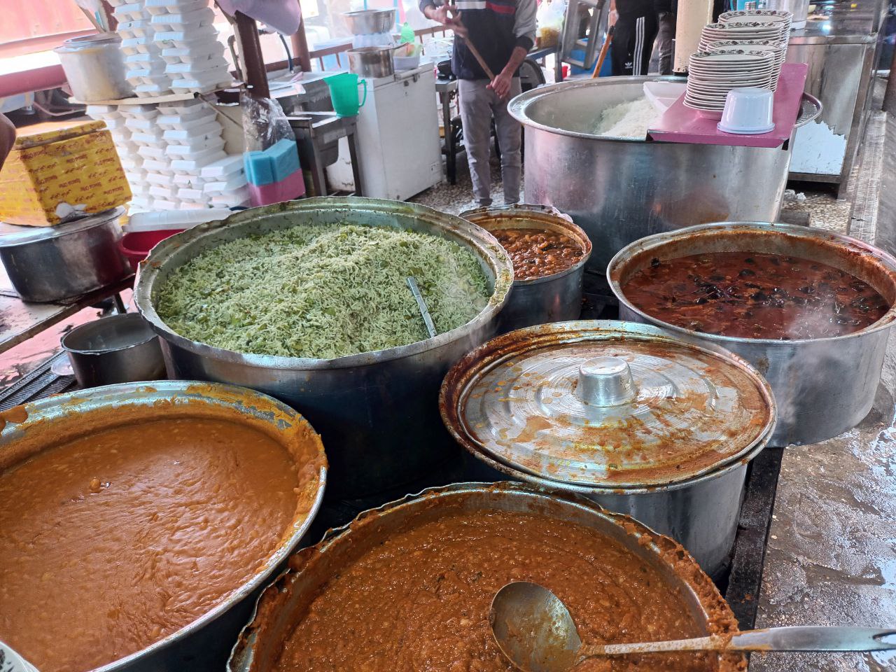 زبائنه فقراء وحمالين وتجار وميسورين.. مطعم شعبي يقدم وجباته منذ 73 عاما (صور)