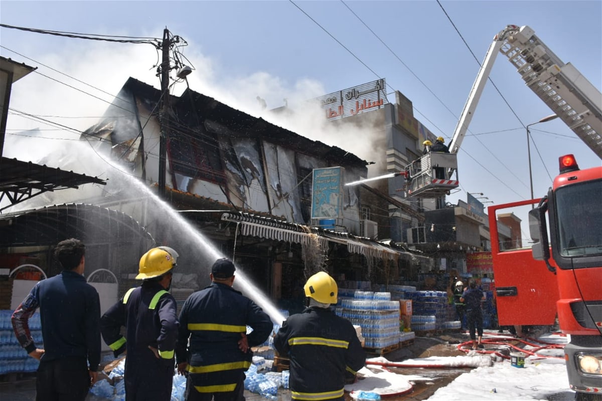بمشاركة 15 فرقة اطفاء.. اخماد حريق "مهول" في العاصمة بغداد (فيديو)