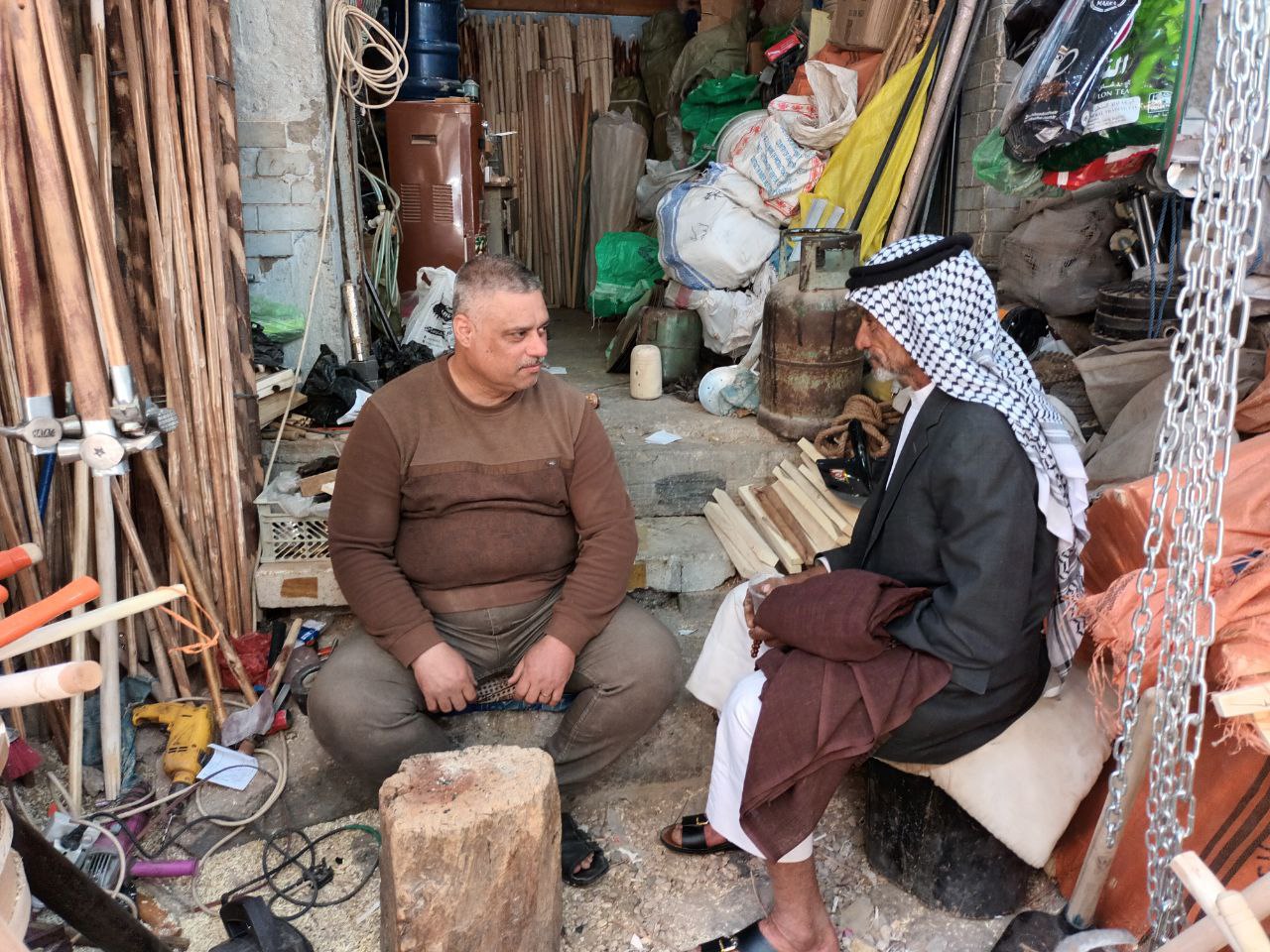 ما زالوا يواجهون غزوات المستورد.. حرفيو كربلاء متمسكون بصناعة العدد يدويا