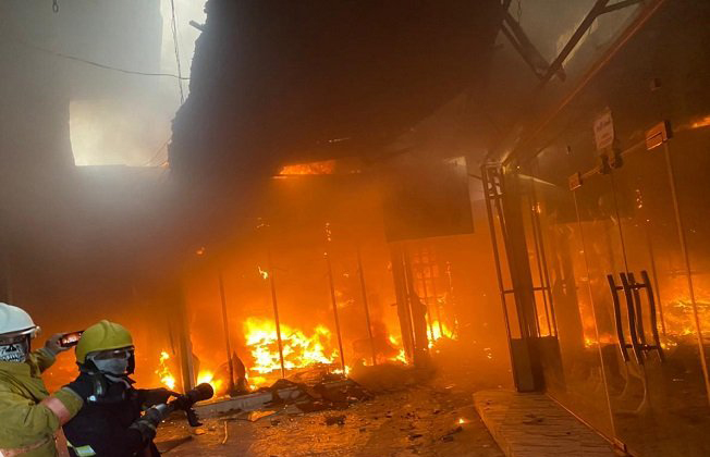 اندلاع حريق كبير في مجمع تجاري بكربلاء المقدسة