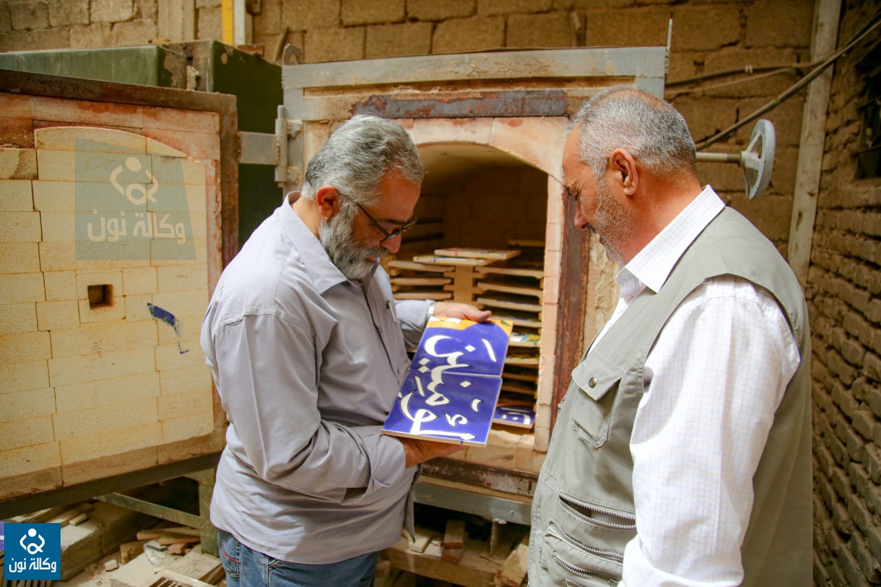 وصل الى اميركا واوربا.. الكاشي الكربلائي لوحات فنية باصابع كربلائية