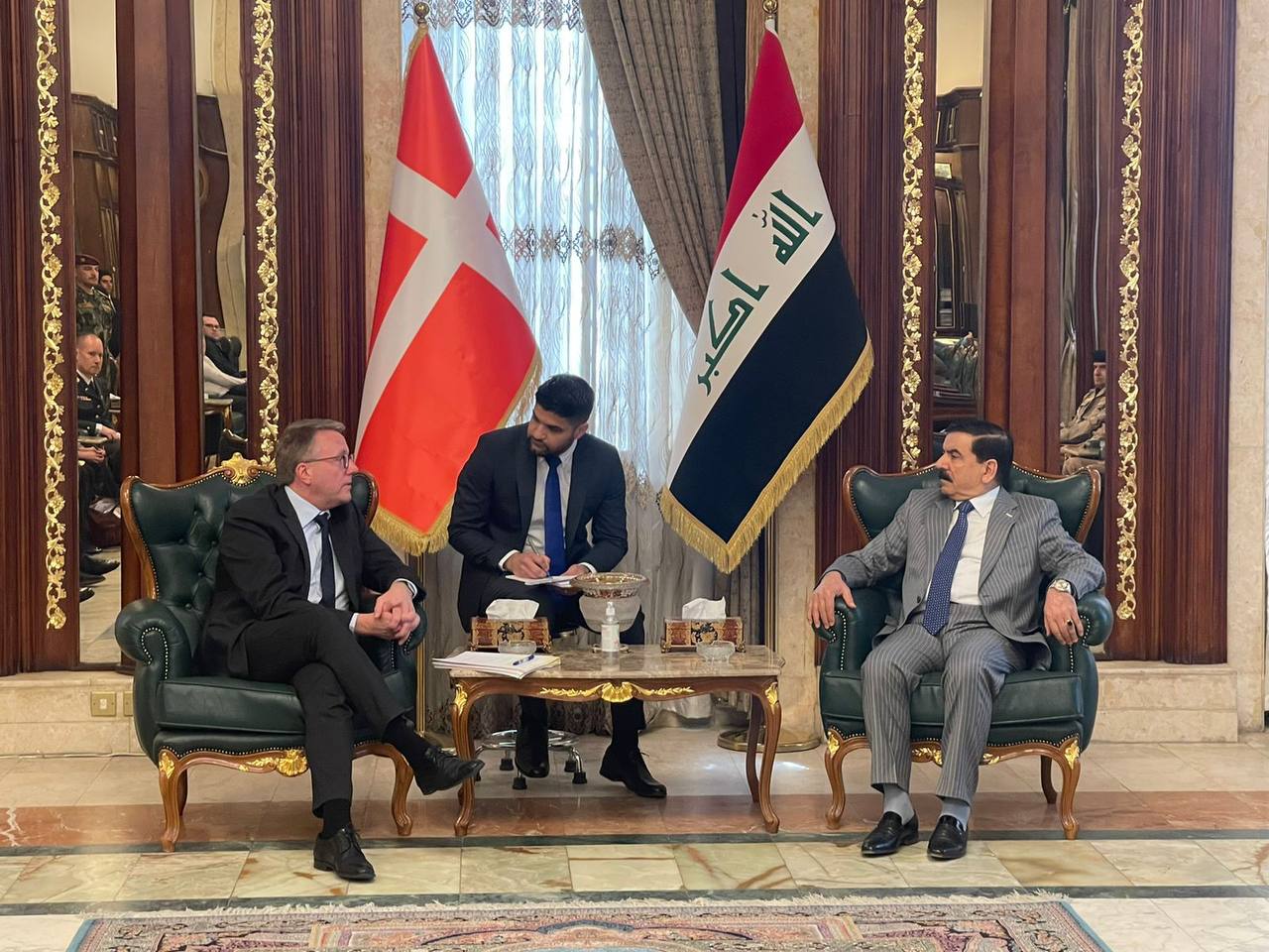 على رأس وفد امني.. وزير الدفاع الدنماركي يصل العراق (فيديو)