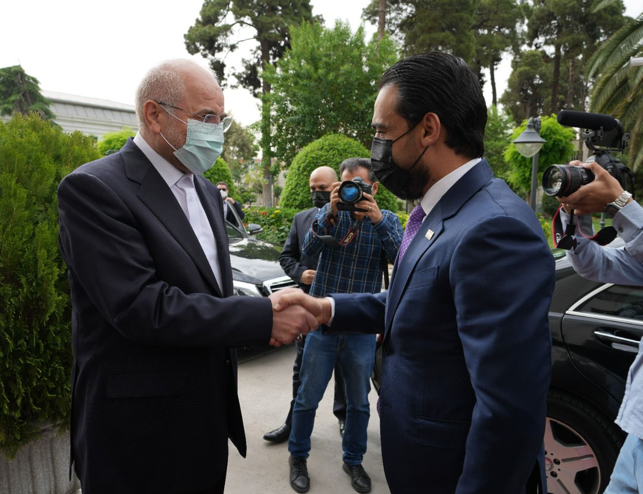 الحلبوسي يلتقي نظيره الإيراني في طهران (صور)