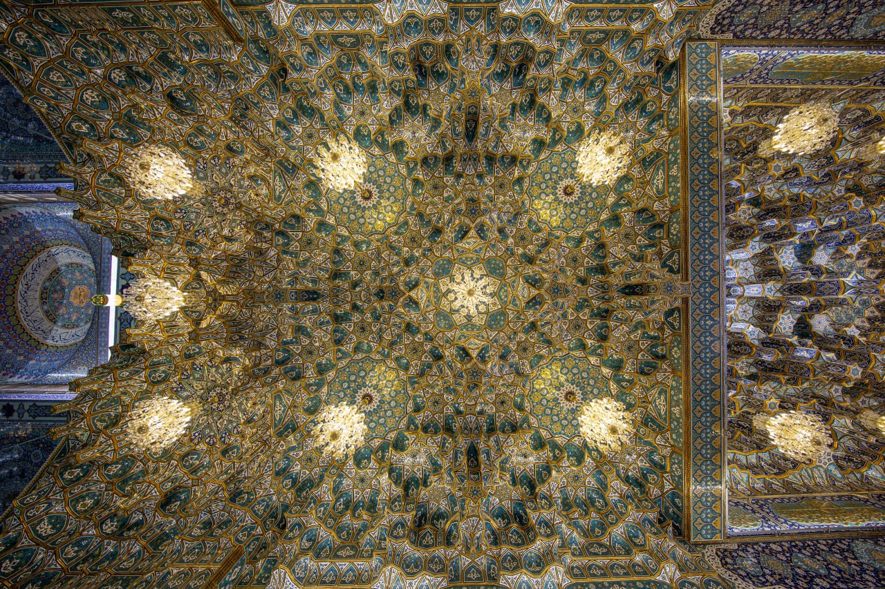 خبرات متمرسة تعيد الق الكاشي الكربلائي في العتبة الحسينة المقدسة (صور)