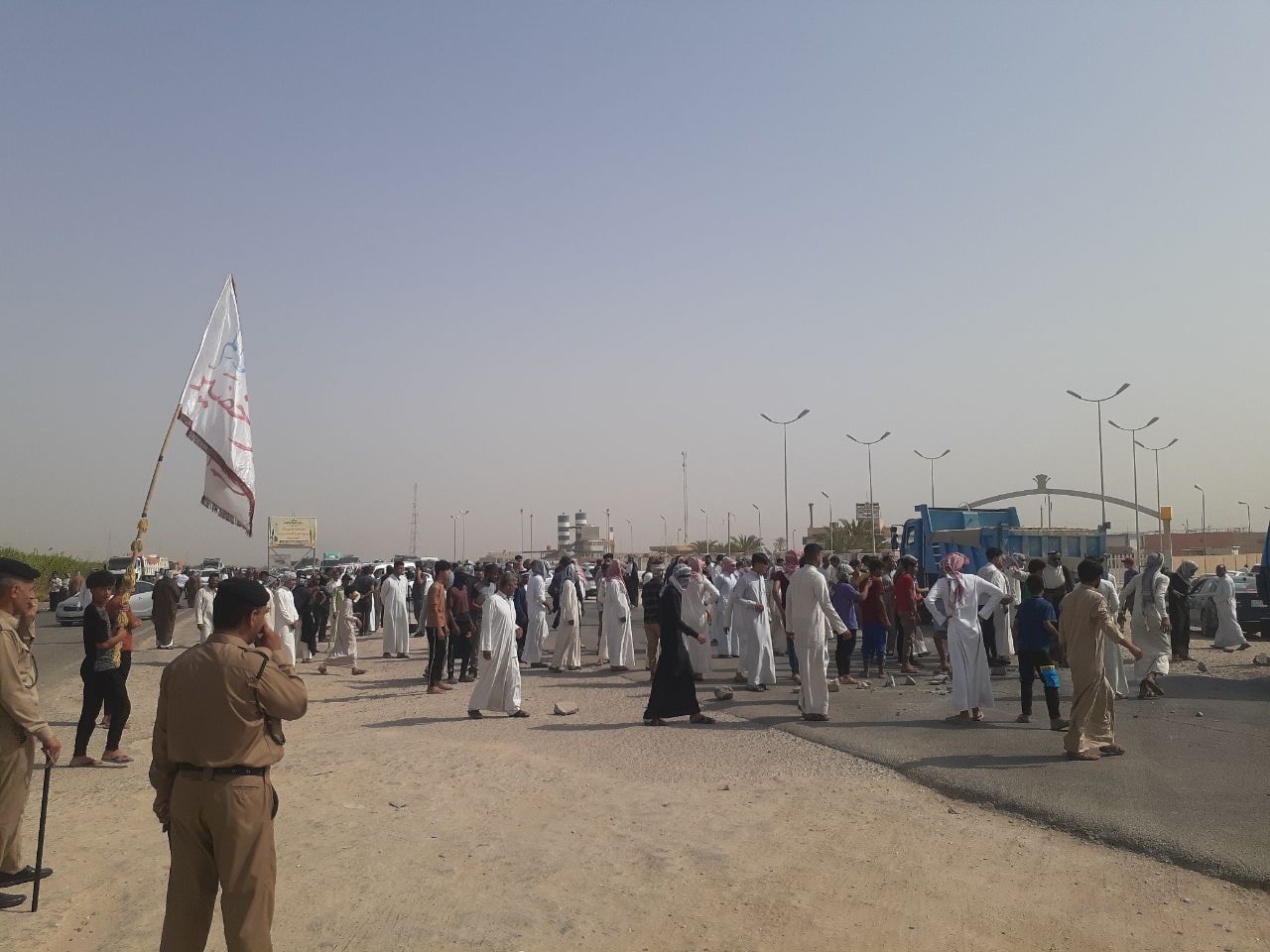 عشائر المثنى تقطع طريقا رئيساً احتجاجاً على عدم شمول مناطقهم بالموسم الزراعي