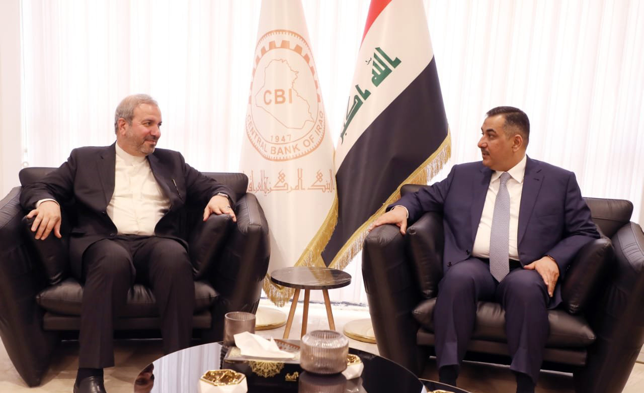 محافظ البنك المركزي والسفير الإيراني يبحثان دفع المستحقات المالية لطهران