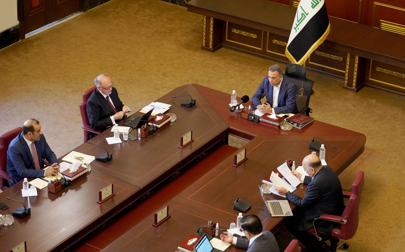 الكاظمي يوجه بتعيين ذوي المهن الطبية والصحية