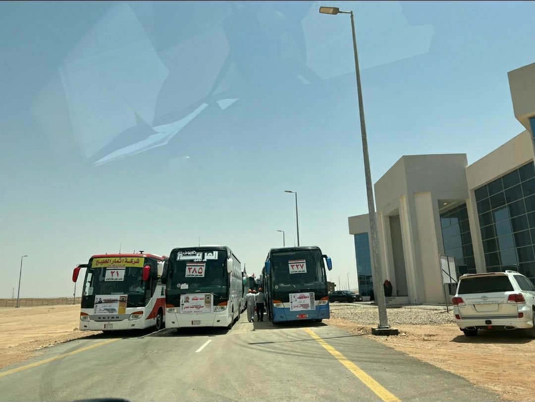 وسط إجراءات مشددة.. قوافل الحجاج تصل الحدود العراقية السعودية (صور)