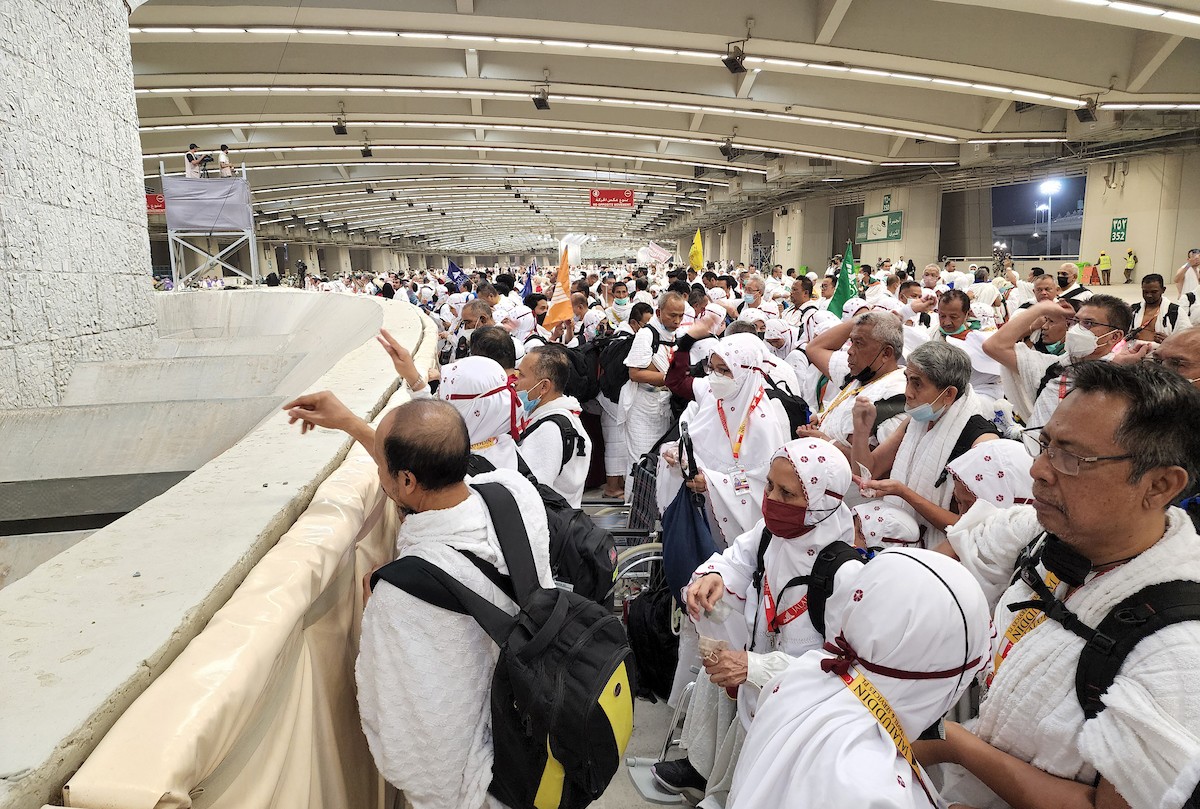 الحجاج يرمون جمرة العقبة الكبرى في ختام أكبر موسم حج منذ 2019