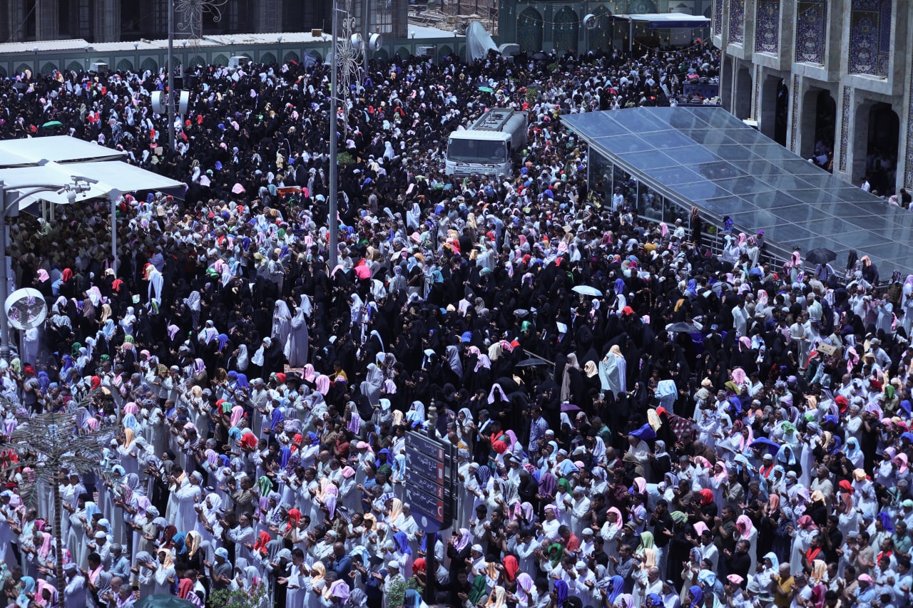 تحت اشعة الشمس اللاهبة.. في كربلاء دعاء وتضرع الى الله في يوم عرفة (تقرير مصور)