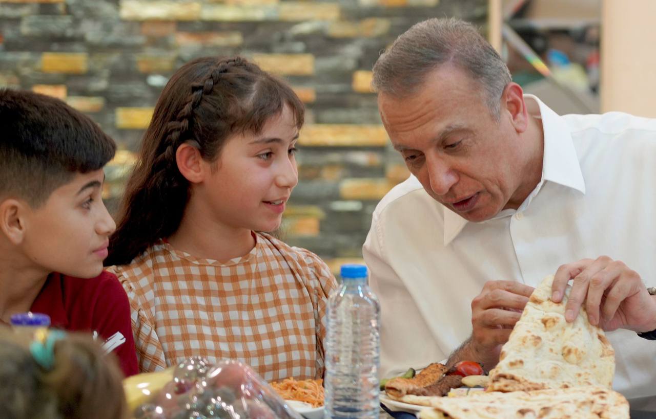 الكاظمي يحتفي بمجموعة من الأيتام في الموصل بمناسبة ذكرى التحرير (فيديو)