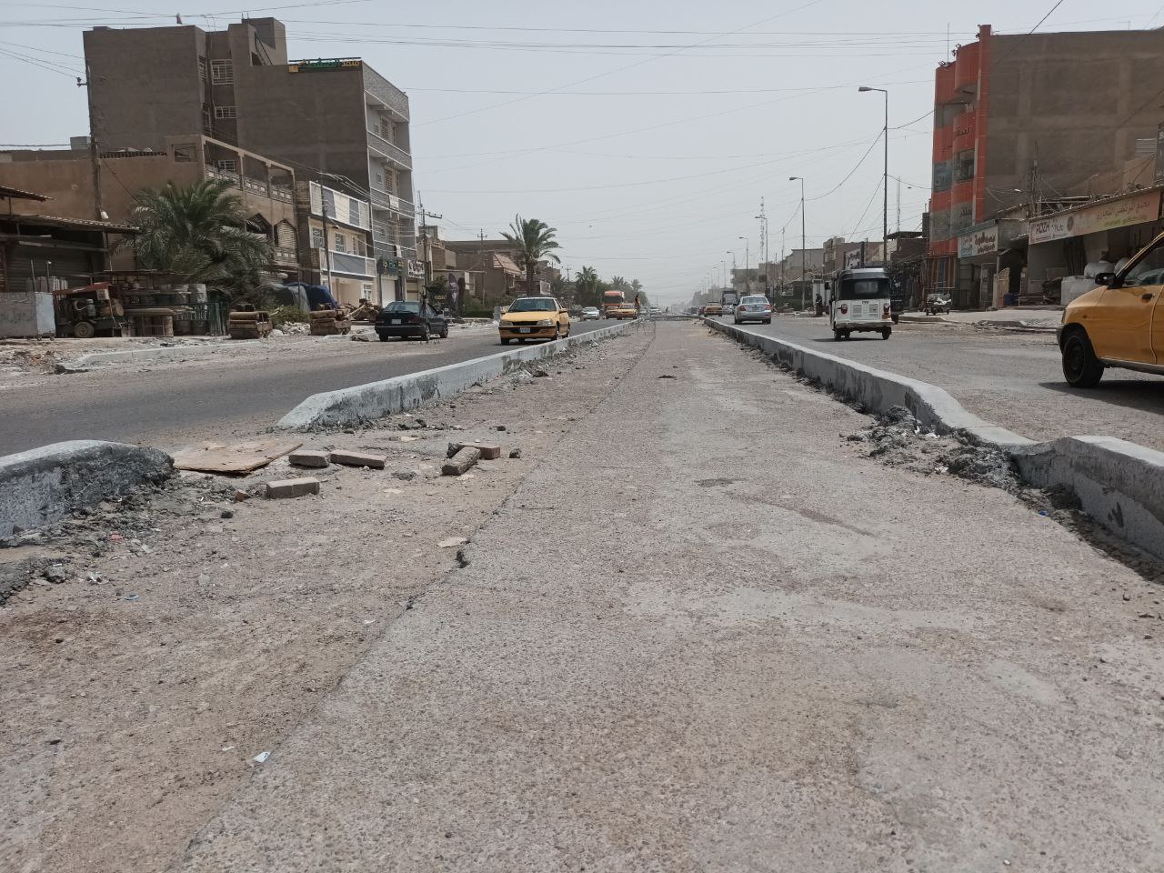 في جانب الكرخ ببغداد.. شارع جزرته الوسطية خنقت ممرات السير (صور)