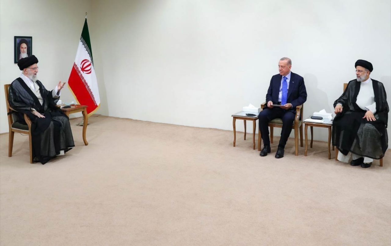 خامنئي خلال استقباله إردوغان: أي عملية تركية في سوريا "ستضر" بالمنطقة