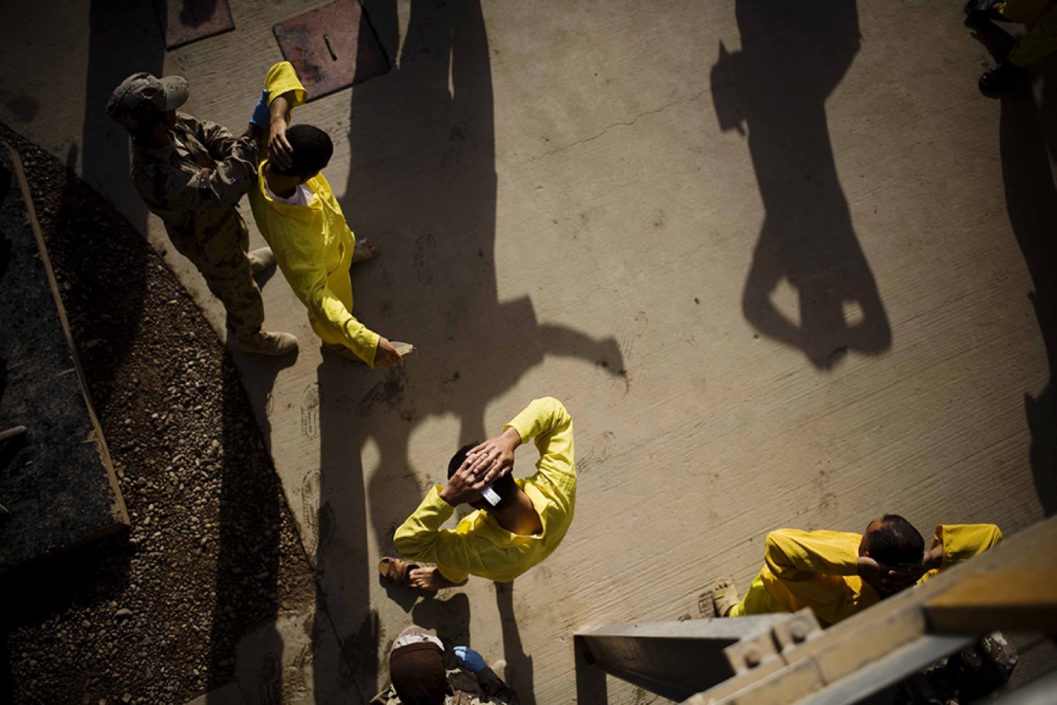 السجن 10 سنوات بحق 5 متهمين عن جريمة المتاجرة بالمواد المخدرة