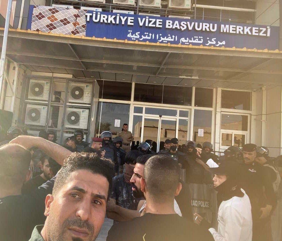 عراقيون غاضبون ينزلون العلم التركي من مركز لإصدار الفيزا في النجف