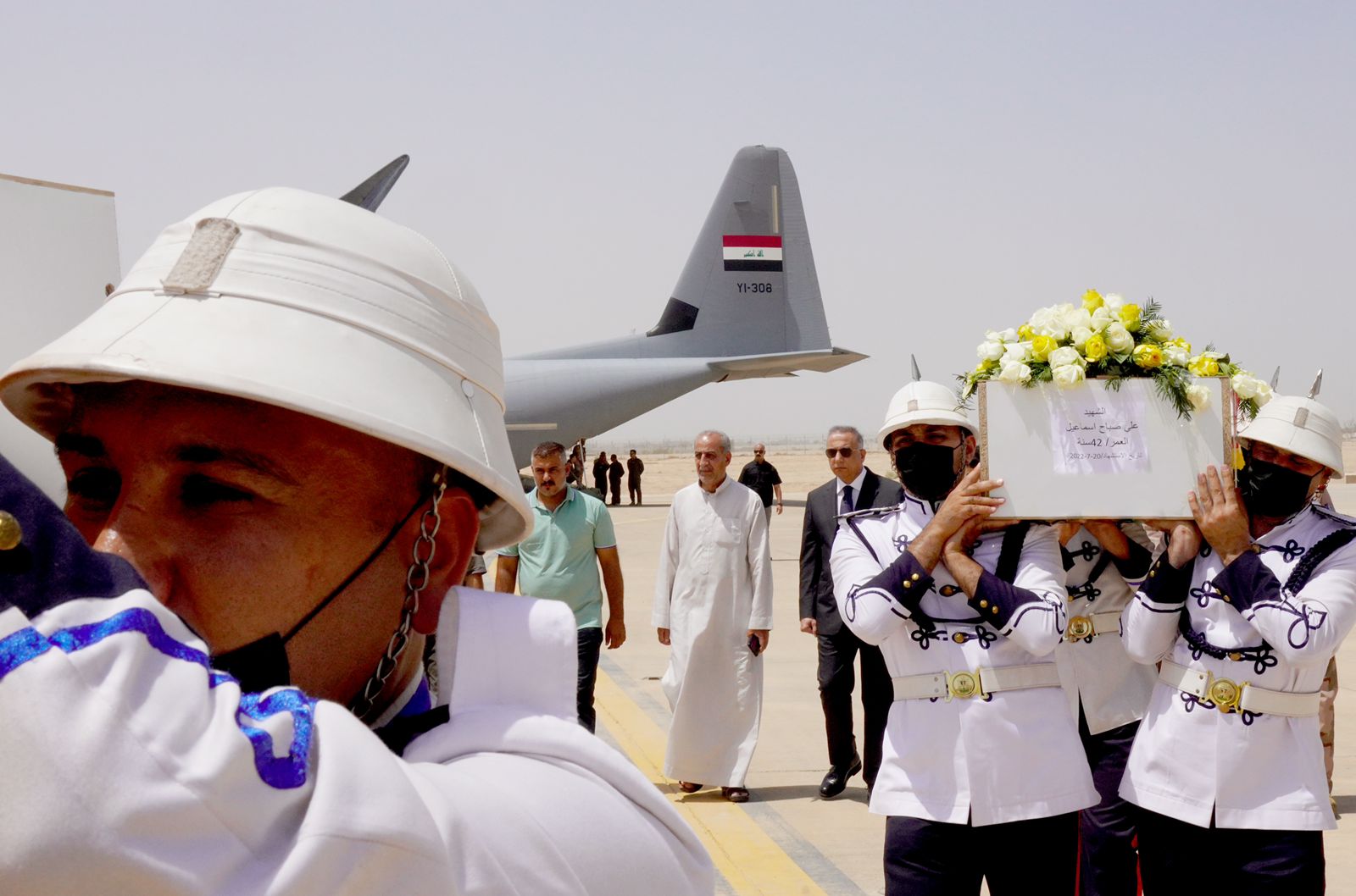 الكاظمي يستقبل جثامين شهداء الاعتداء التركي ويتقدّم مراسم التشييع الرسمي (صور)