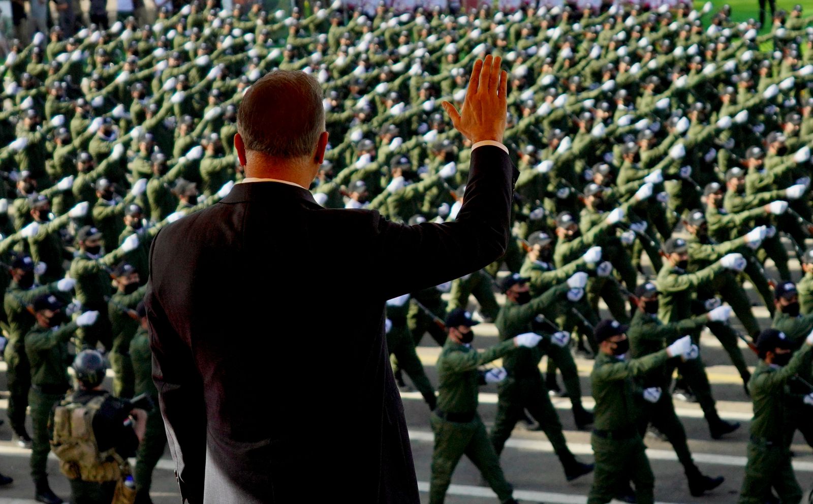 الحشد يستعرض قواه العسكرية أمام الكاظمي (صور)