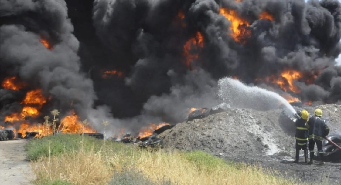 صور.. إنقاذ معمل اطارات الديوانية من حريق كاد يلتهمه كاملاً
