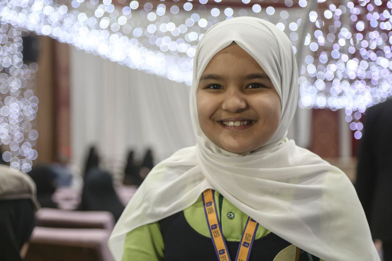 اول تعليق لبطلة العراق في مسابقة تحدي القراءة "زينب حسان" بعد تكريمها من قبل ممثل المرجع السيستاني (صور)