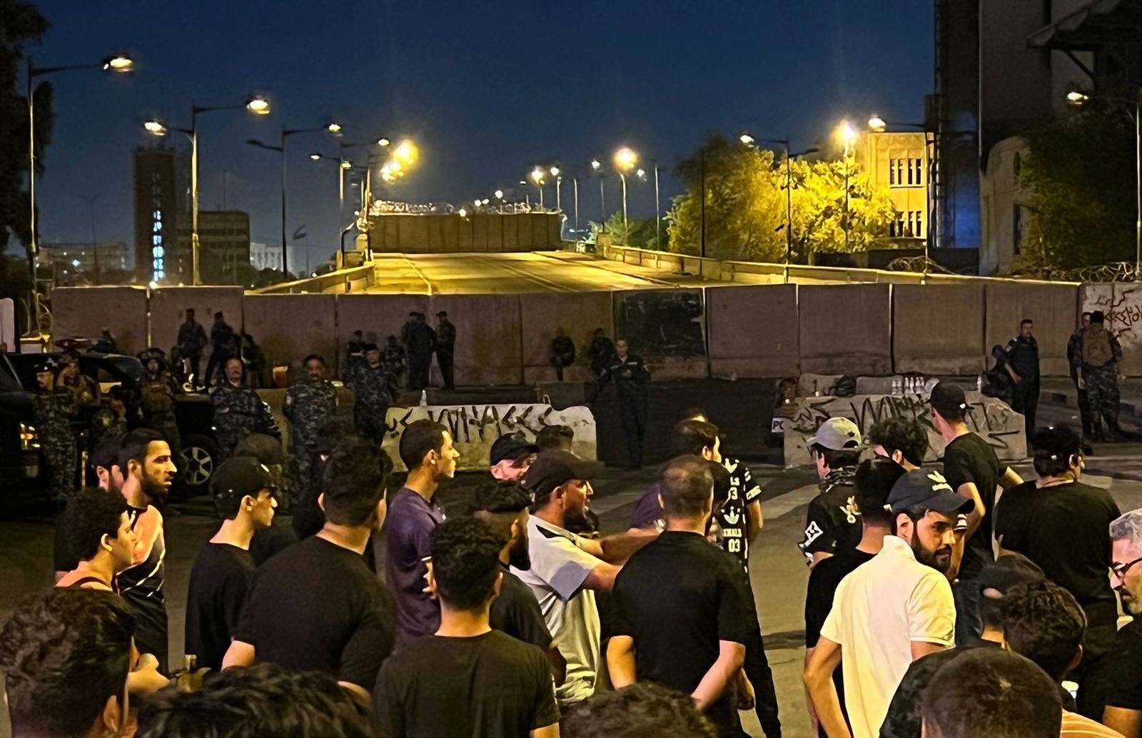 الصدريون يتوافدون الى ساحة التحرير والكتل الكونكريتية تحجبهم عن الخضراء