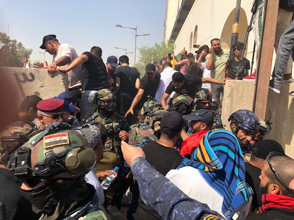 "بعد جرة اذن".. انصار الصدر يقتحمون الخضراء من جديد