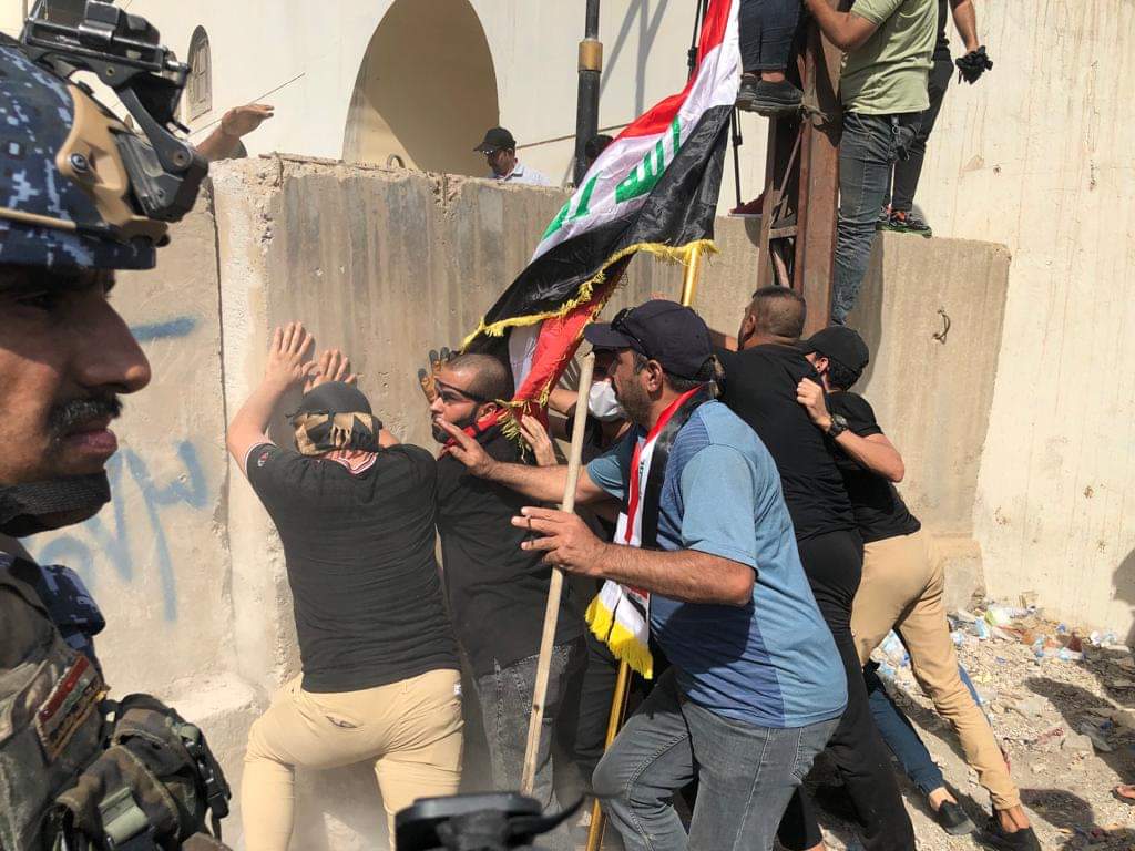 وزير الصدر للمتظاهرين: لا نرضى بالتعدي على القضاء ونزاهته مطلبنا