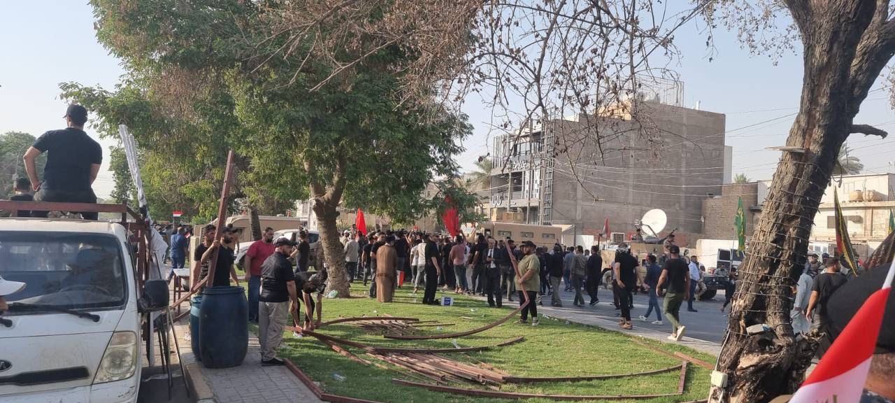 أنصار الإطار التنسيقي يتظاهرون أمام المنطقة الخضراء