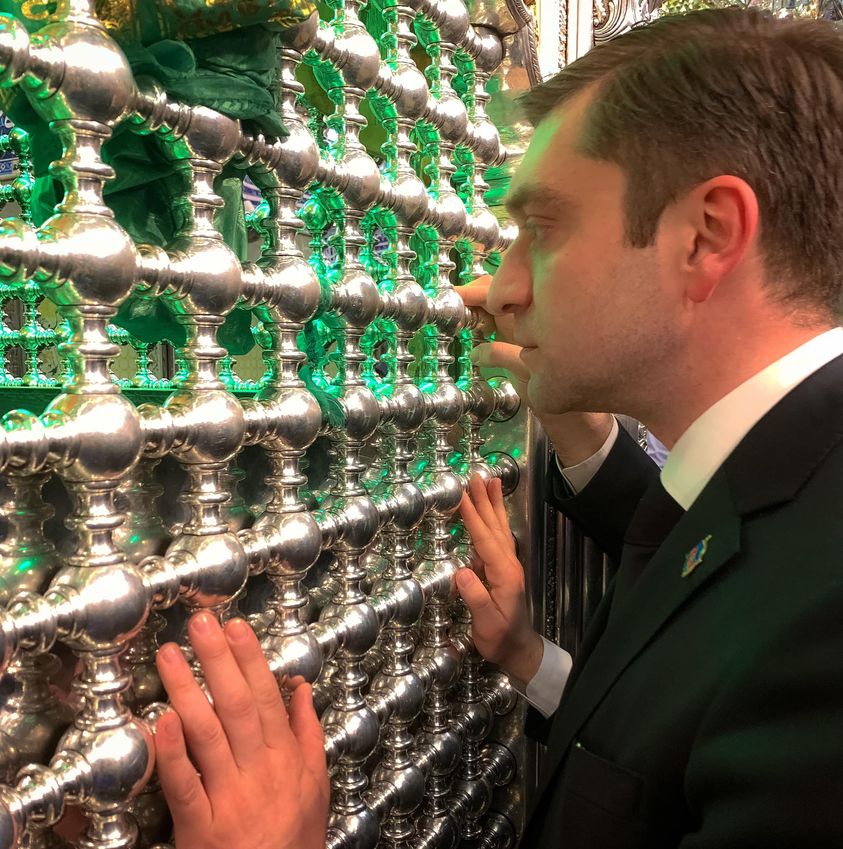 مأساة كربلاء حية في ذاكرة الأجيال.. سفارة اذربيجان في العراق: عاشوراء شعار الإيمان للإنسان وضمان بقاء الدين الإسلامي