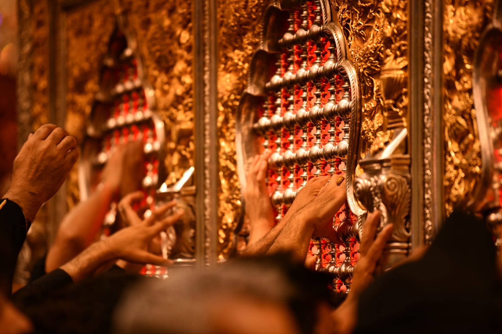 اكف ارتفعت عند العباس.. مشاهد من ضريح "راعي الجود" في ليلة عاشوراء