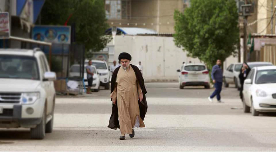 "وزير الصدر" يستعين بـ"مارادونا" في هجوم جديد ويلوح بـ"الكارت الأحمر"