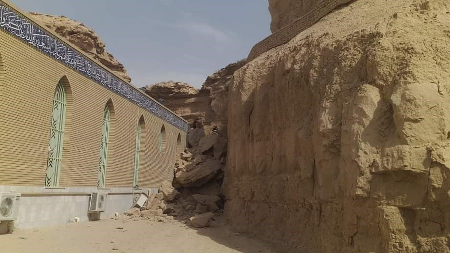 بالصور.. تفاصيل جديدة عن انهيار "تل" قطارة الامام علي (ع) في كربلاء