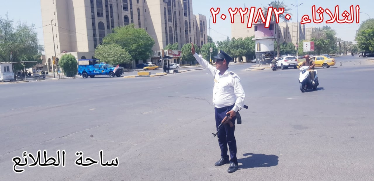 قطع الشوارع في العاصمة بغداد ورجال المرور يحملون الاسلحة (صور)
