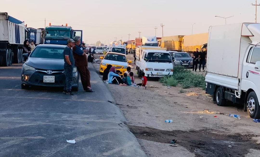 عوائل عالقة تفترش الارض على اسوار بغداد (صور)