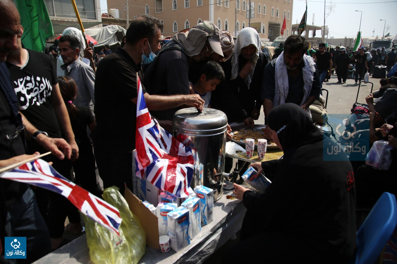 اكدت ان الحسين وكربلاء جزء من الجنة.. البريطانية "آمنه" تنصب موكب خدمة على طريق الزائرين