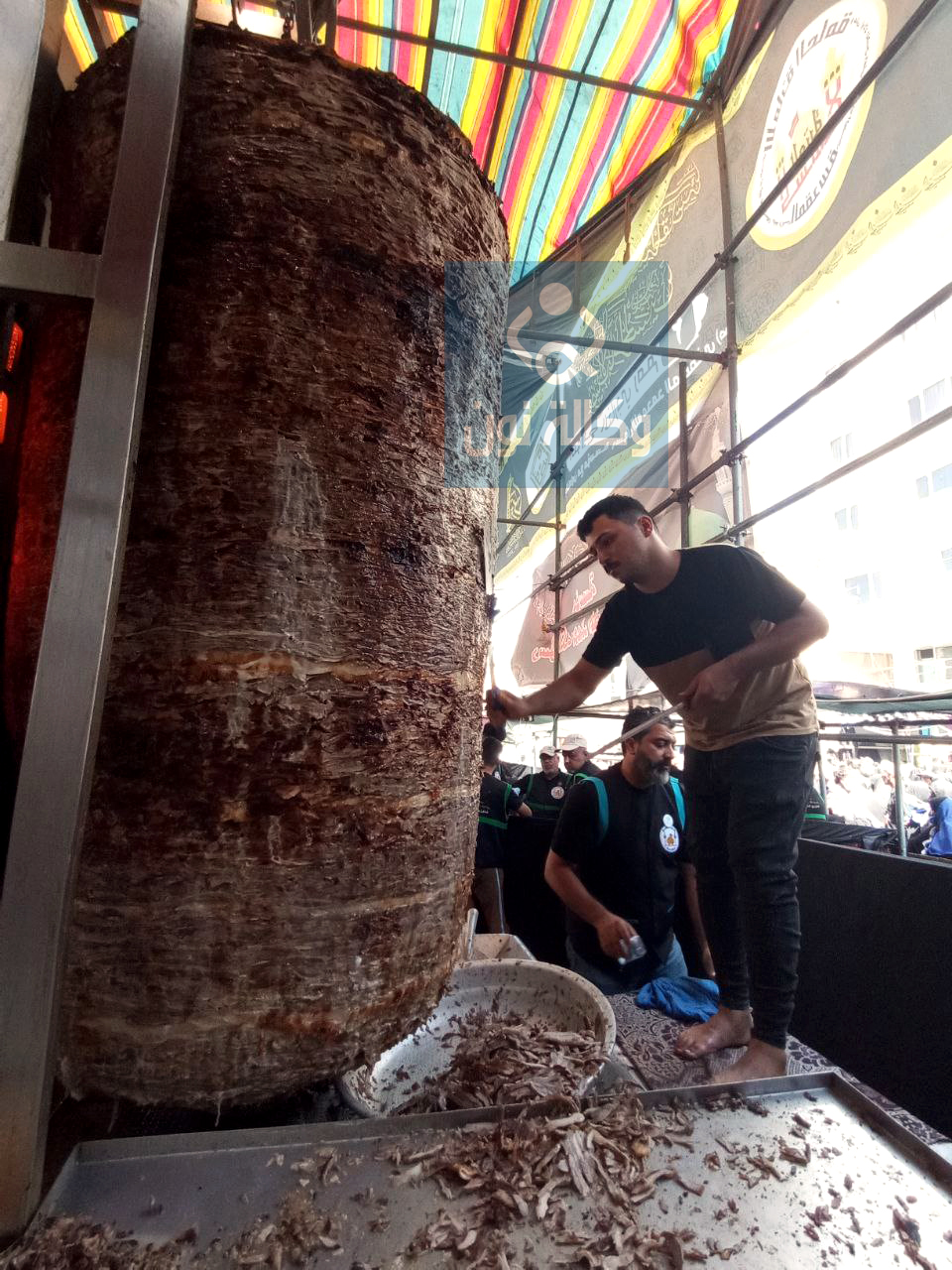 بوزن (4) طن لحم.. نصب اكبر شيش شاورما في العالم وسط كربلاء (فيديو)