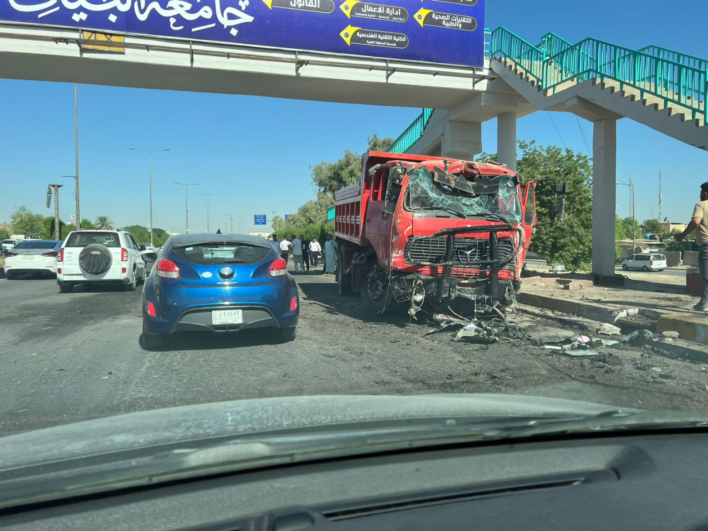 في بغداد.. سيارة حمل تتسبب بحادث مروع وضحايا بينهم طفلة