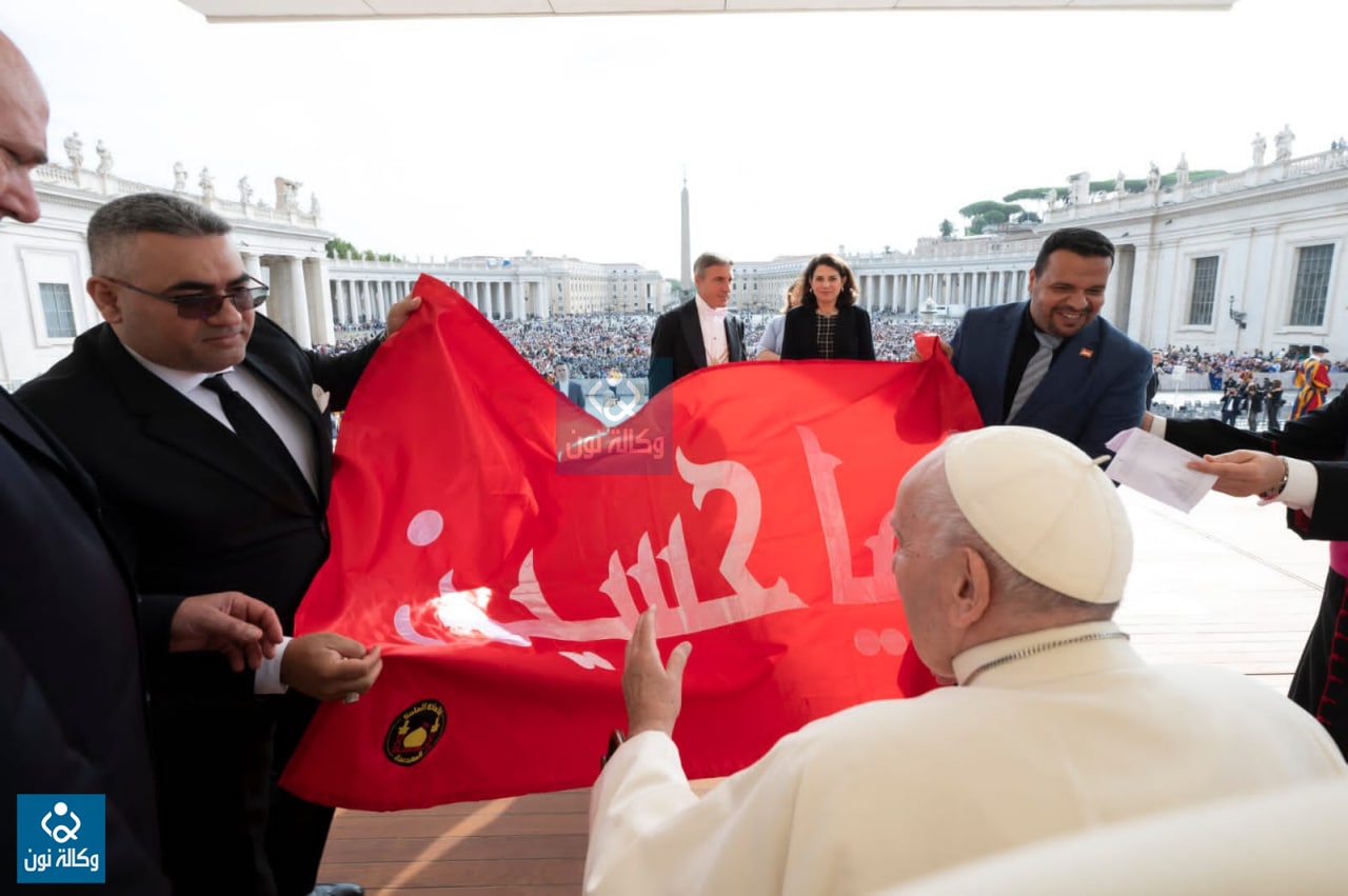رسالة سلام.. بابا الفاتيكان يستقبل راية "يا حسين" في مقر اقامته (صور)
