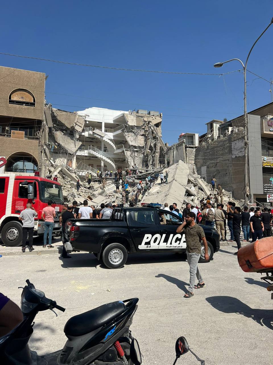 انهيار بناية وسط العاصمة بغداد (فيديو)