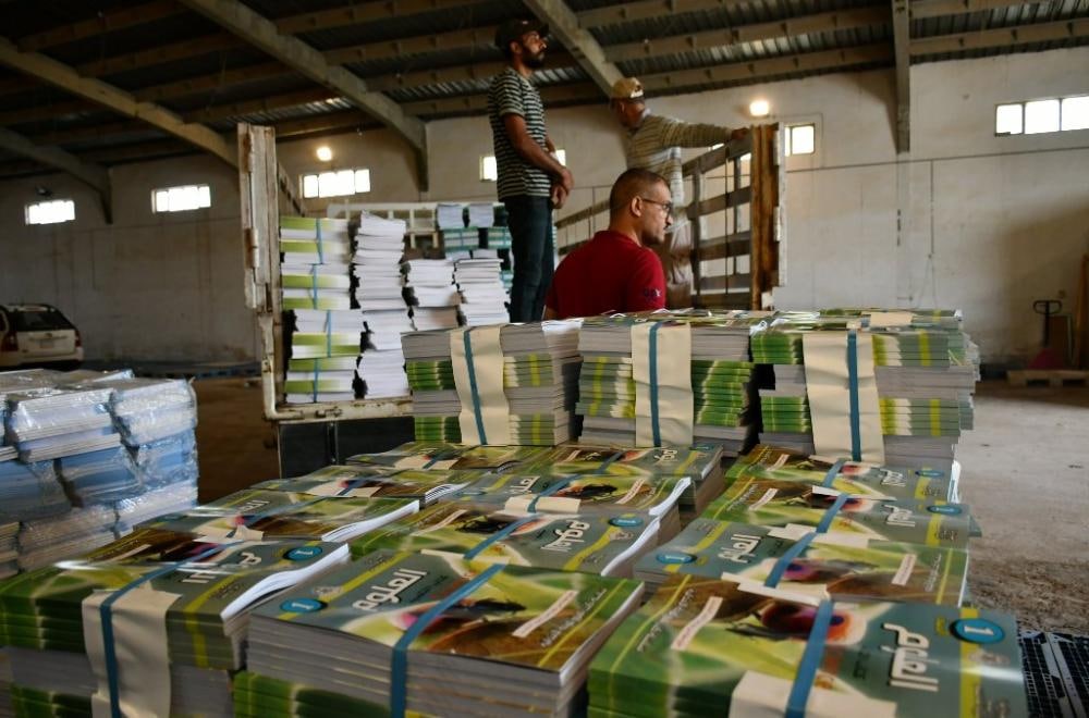 العتبة العلوية تسلم وجبة جديدة من الكتب المدرسية بعد طباعتها مجاناً لتربية النجف (صور)