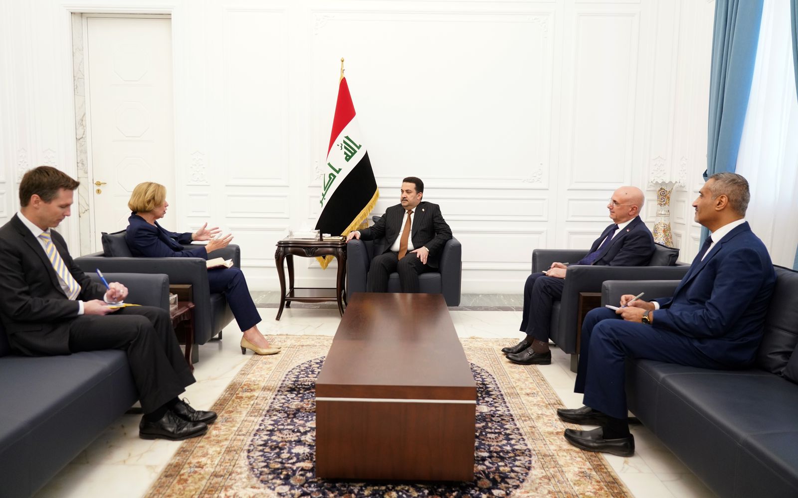 "مواجهة التحديات الاقتصادية" و"التغيير المناخي" على طاولة اجتماع السوداني وسفيرين